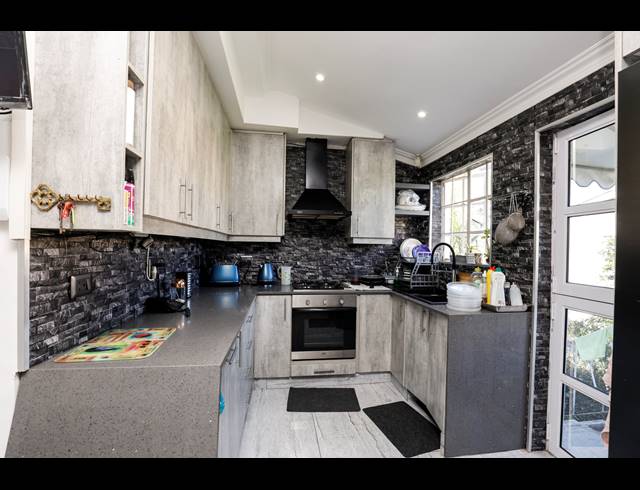 3 BEDROOM APARTMENT FOR SALE IN ESSENWOOD